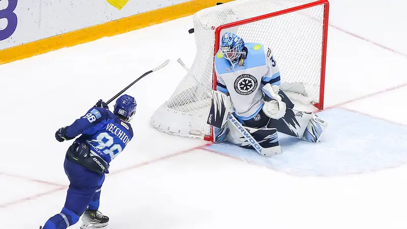 "Победила команда, где тренер не должен работать в КХЛ": в России разобрали поражение "Барыса" от "Сибири"