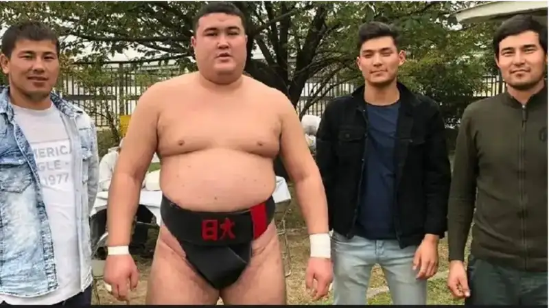 Сумоист из Казахстана выиграл первый бой