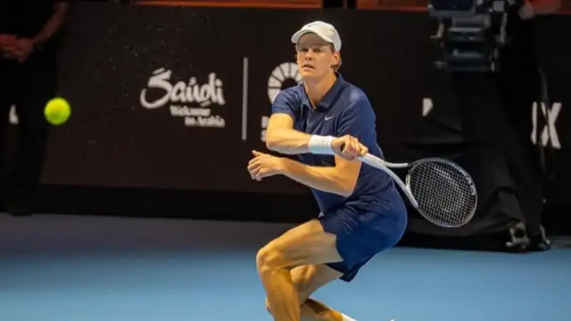 Синнер стал победителем турнира Six Kings Slam, обыграв в финале Алькараса