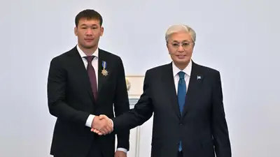 Шавкат Рахмонов получил орден &quot;Барыс&quot; из рук Касым-Жомарта Токаева