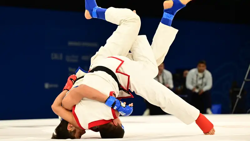 Казахский боец избил узбека на Азиатских играх