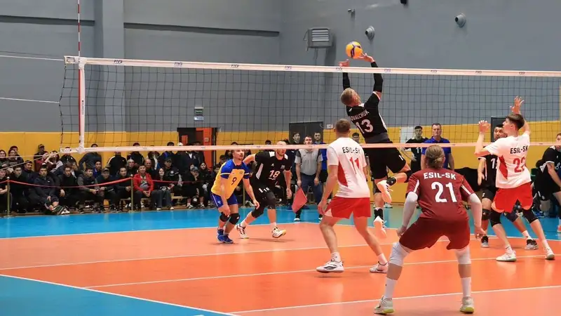 Какой клуб единолично возглавляет мужскую Национальную лигу по волейболу после первого круга