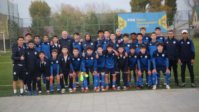 ФИФА оценила подготовку юных футболистов Казахстана: эксперт Пасьека посетил Академию КФФ U-15