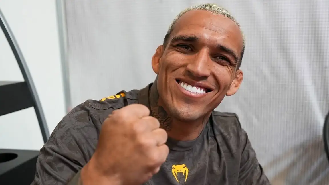 &quot;Я был глуп&quot;: Чарльз Оливейра обвинил себя в поражении от Илии Топурии