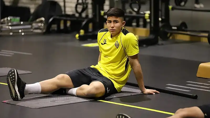 За Сатпаевым будет смотреть "Челси" 