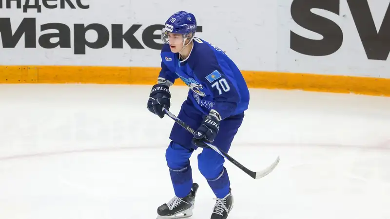 Молодой казахстанский хоккеист добился юбилейного достижения в КХЛ