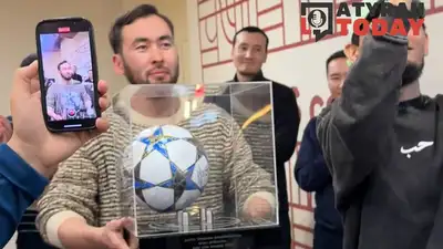 Мяч с автографом Анарбекова 