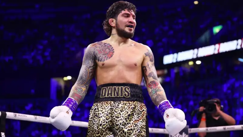 Дэннис подрался с командой Махачева