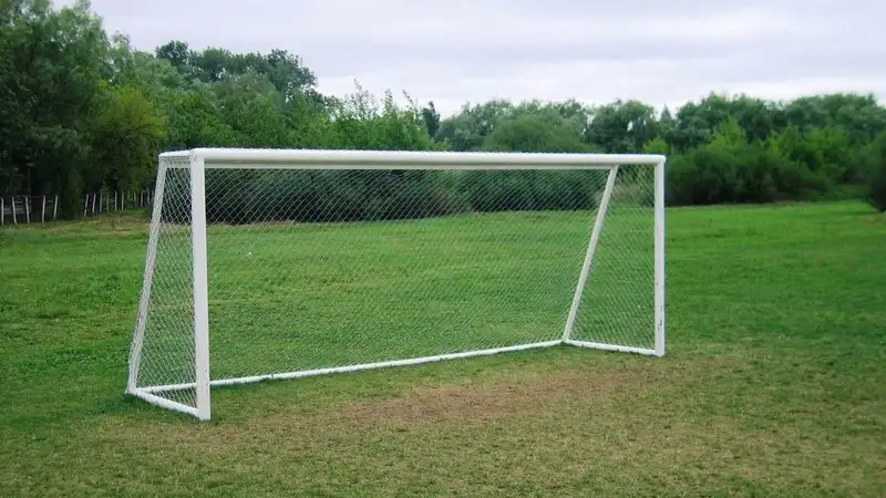 Ворота упали на футболистку 