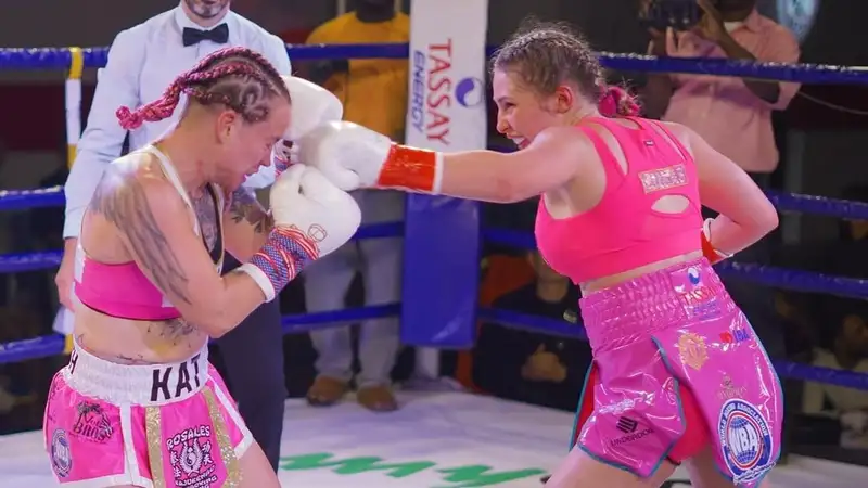 Момент боя Ангелины Лукас (справа) с Кэтрин Ренни, с которого всё и началось