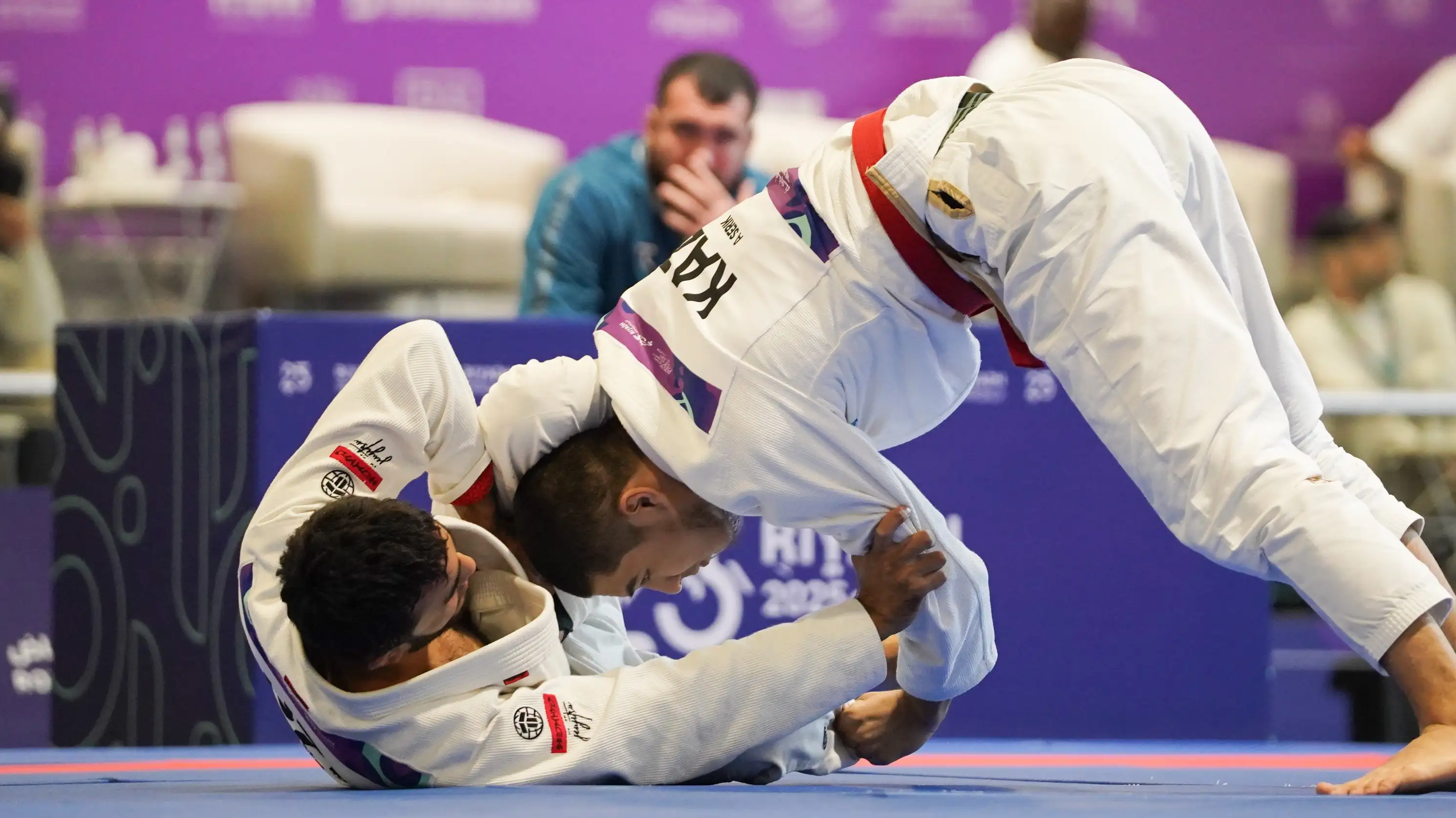 Серик вышел в финал ИИ 