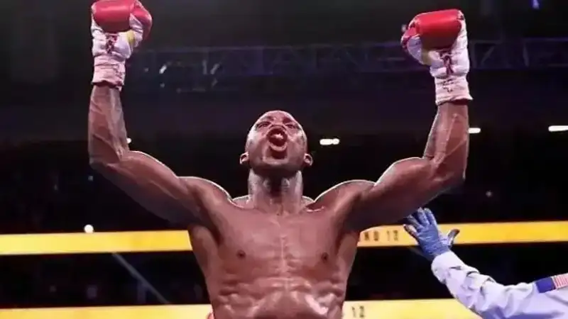 "Блестящий боец": Алимханулы "предостерегли" перед супер боем с Ларой за три титула