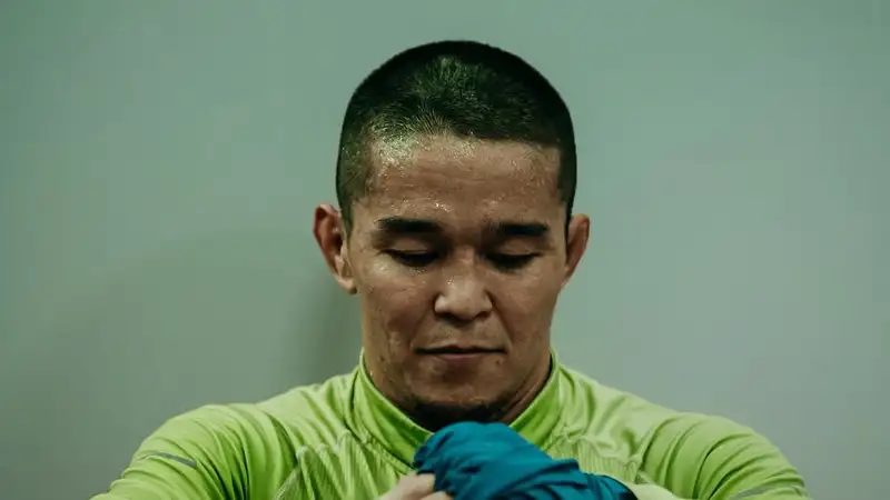 Удушением завершился бой Асу Алмабаева в UFC