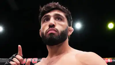 Царукян досрочно победил Хукера на турнире UFC в Дохе