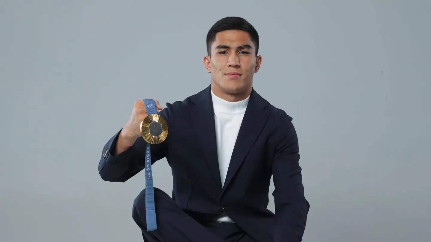 Олимпийский чемпион из Узбекистана, скандально победивший казаха на ЧМ, снялся в фотосессии с медалями