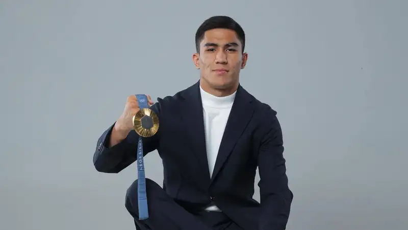 Олимпийский чемпион из Узбекистана, скандально победивший казаха на ЧМ, снялся в фотосессии с медалями