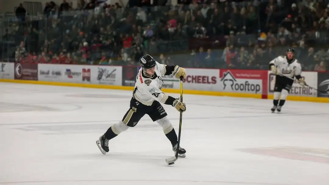 Шайба казахстанского хоккеиста помогла европейскому клубу одержать волевую победу