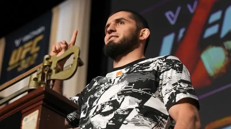 Бывший чемпион UFC считает, что Махачев побил бы пикового Сен-Пьера