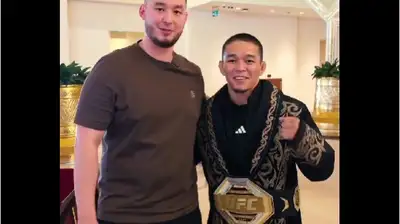 Алмабаеву подарили пояс UFC