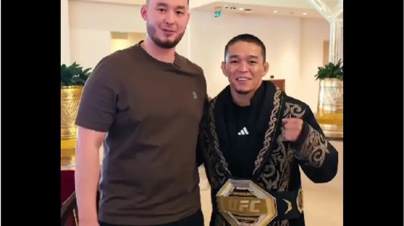 Алмабаеву подарили пояс UFC