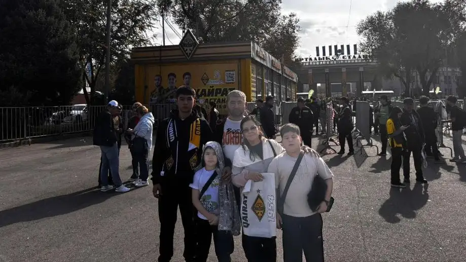 Футбольная лихорадка: болельщики со всего Казахстана и зарубежных стран съехались в Алматы на матч "Кайрат" — 