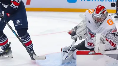 Вратарь сборной Казахстана по хоккею не смог помочь своему клубу добыть победу в ВХЛ