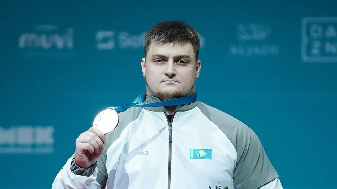 Чемпиону мира по тяжёлой атлетике сделали шикарный подарок в Казахстане