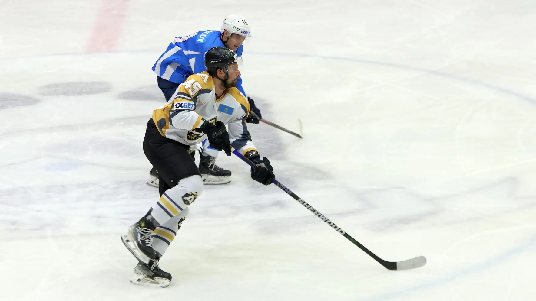 Семь шайб было заброшено в игре чемпионата Казахстана по хоккею