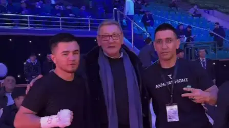 Гафур Рахимов (в центре)