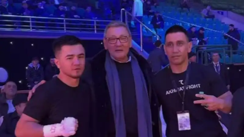 Гафур Рахимов (в центре)