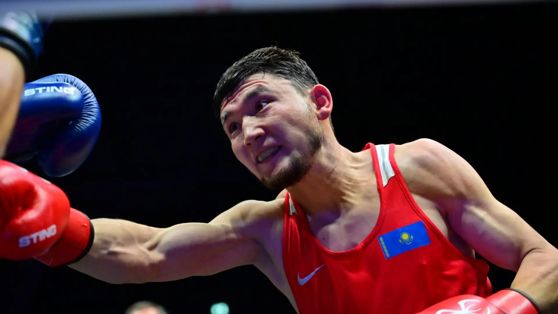 Разгромом завершился бой Ертугана Зейнуллинова на чемпионате мира по боксу