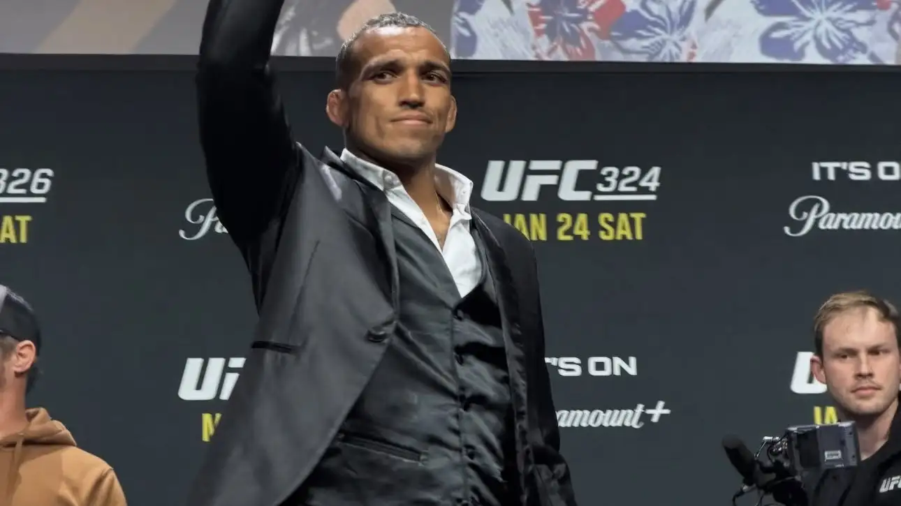 Чарльз Оливейра 