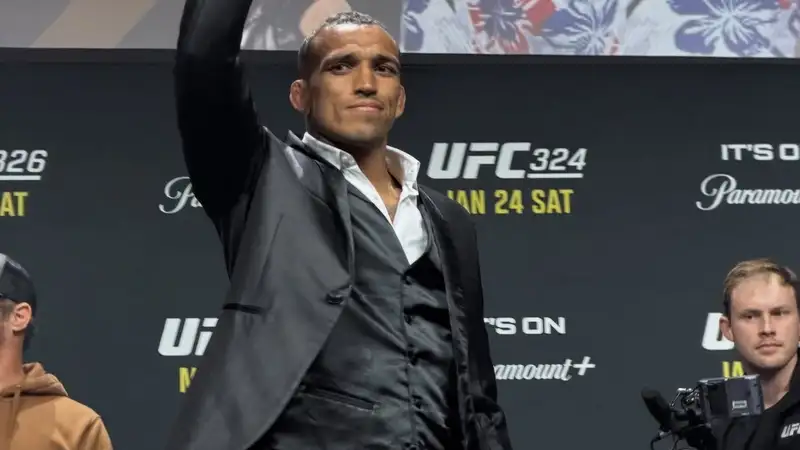 Чарльз Оливейра 