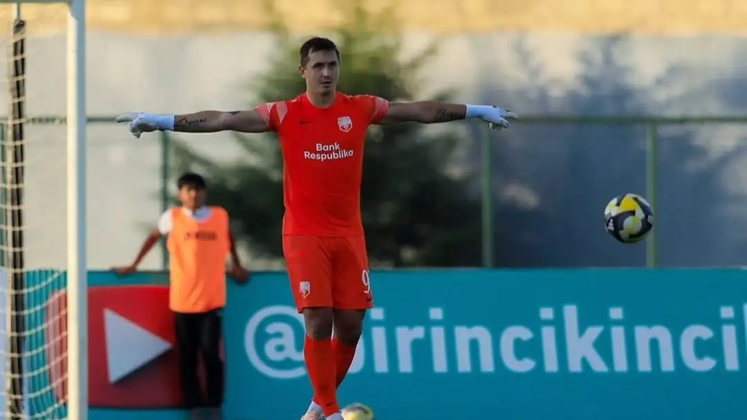 Казахстанский вратарь помог европейскому клубу возглавить чемпионат страны