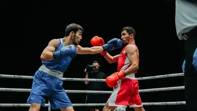 Ливерпуль-2025, бой Бейбарыса Жексена и Абдумалика Халокова (в красном)