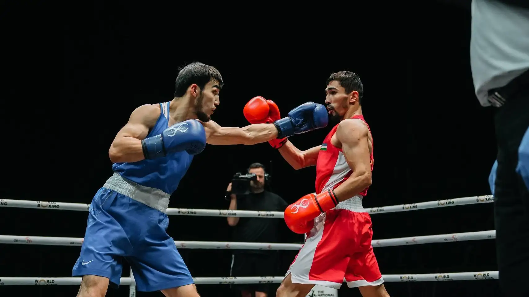 Ливерпуль-2025, бой Бейбарыса Жексена и Абдумалика Халокова (в красном)