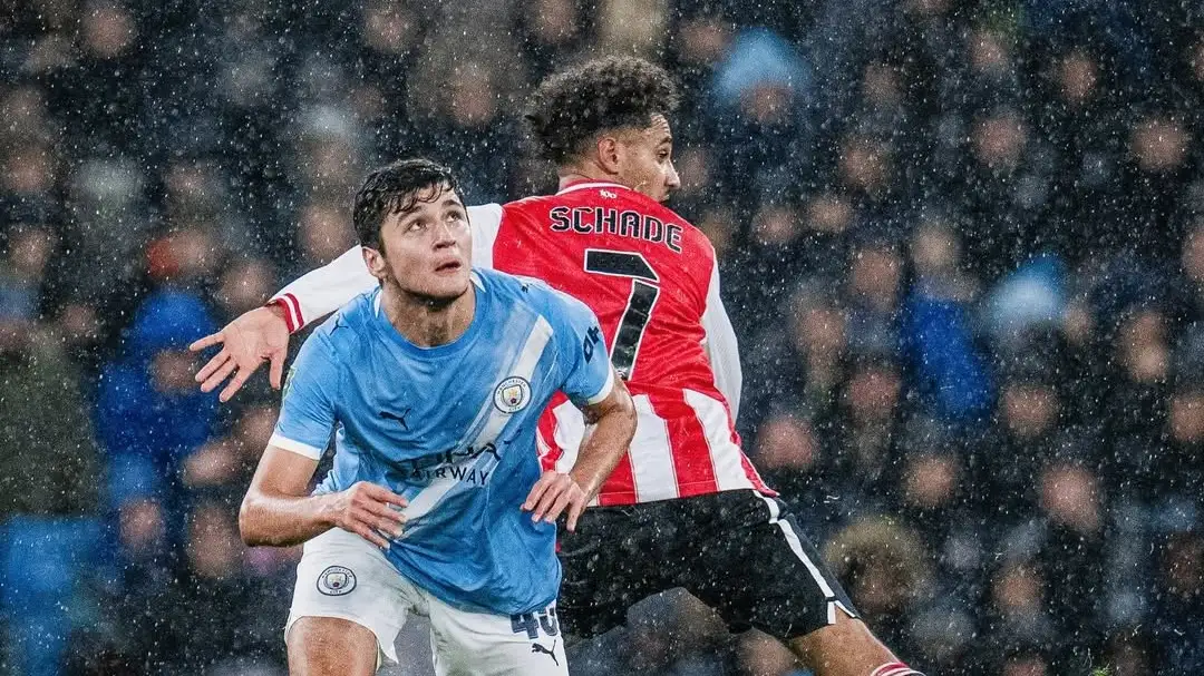 В Англии разобрали спорный судейский эпизод с участием игрока сборной Узбекистана