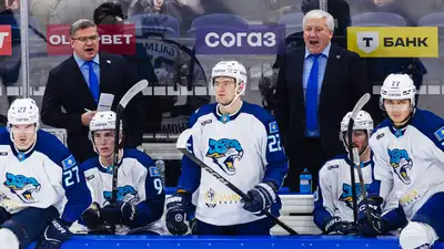 Михаил Кравец на скамейке во время матча "Динамо" - "Барыс"