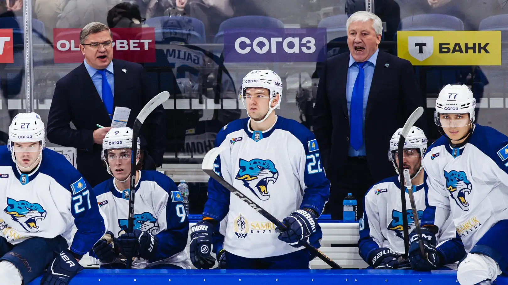 Михаил Кравец на скамейке во время матча "Динамо" - "Барыс"