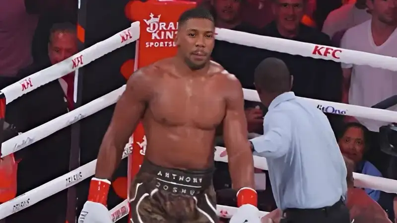 Рефери останавливает бой, фиксируя победу нокаутом Энтони Джошуа над Джейком Полом