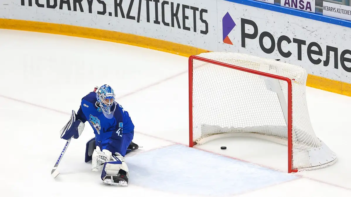 Голкипер "Барыса" Андрей Шутов пропускает шайбу в матче с "Сочи"