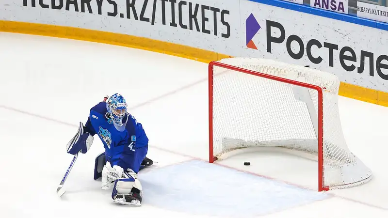 Голкипер "Барыса" Андрей Шутов пропускает шайбу в матче с "Сочи"