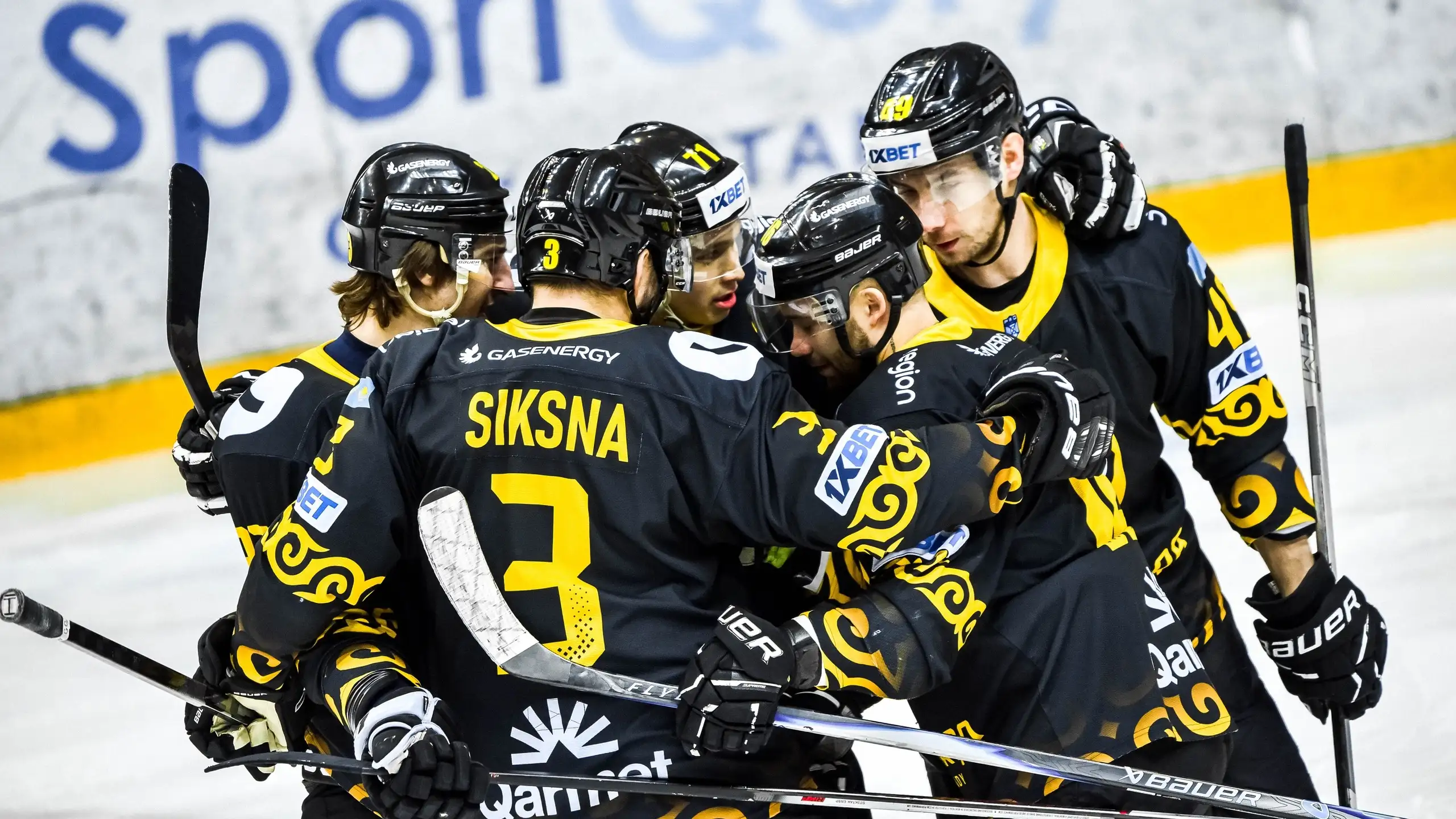 Хоккеисты "Сарыарки" празднуют гол в ворота "Алматы"