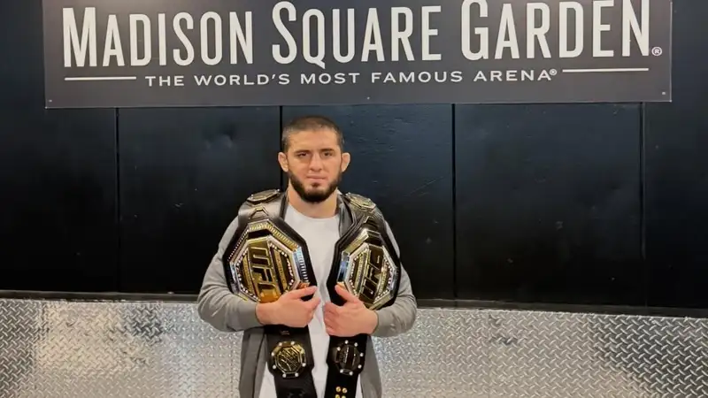 Ислам Махачев с двумя чемпионскими поясами UFC