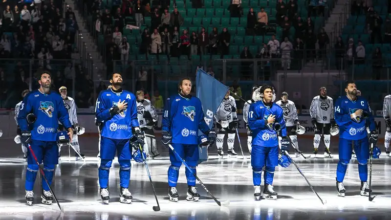 "Барыс" и "Трактор" на построении перед игрой во время исполнения гимна Казахстана