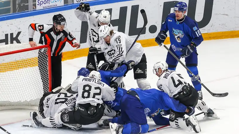 Иэн Маккошен проводит борцовский приём против Михаила Рользигера