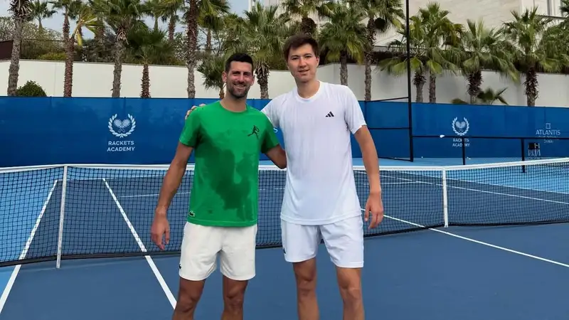 Новак Джокович и Бейбит Жукаев после совместной тренировки