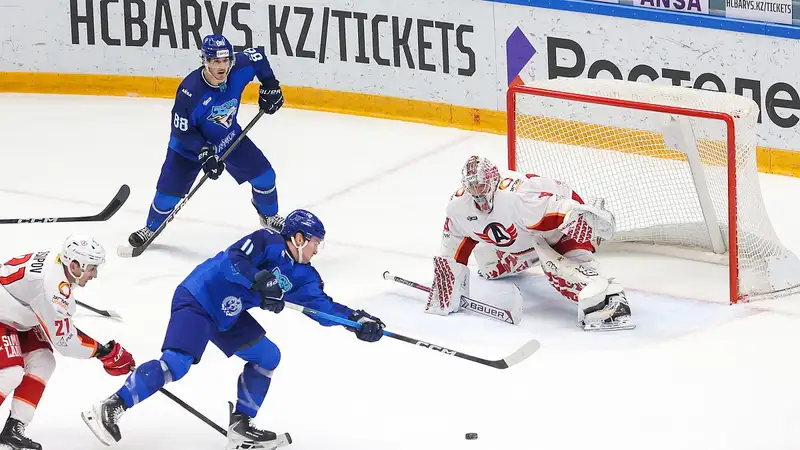 Обидчик "Барыса" признан лучшим вратарём недели в КХЛ