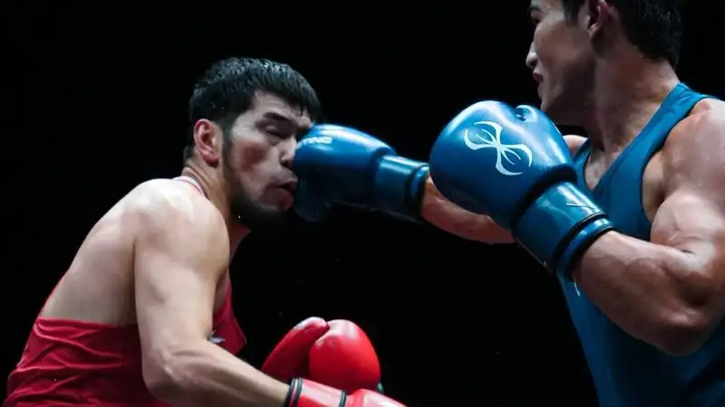 Сентябрь 2025-го. Жавохир Умматалиев (справа) побеждает в четвертьфинале чемпионата мира Нурбека Оралбая