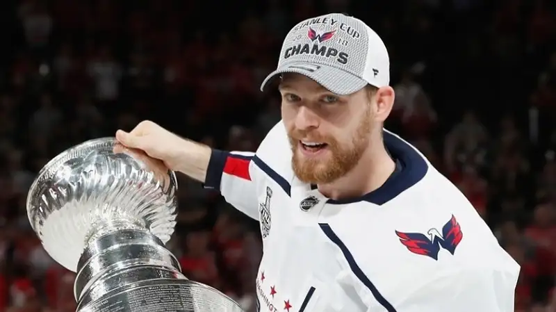 Прямой конкурент "Барыса" забрал с драфта отказа КХЛ бывшего одноклубника Овечкина